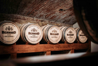 Bernard uvádí pálenku vyzrálou v dubových sudech