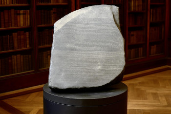 Rosettská deska: klíč k Egyptu i symbol sporu o navrácení