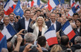 Francie se štěpí. Le Penová těží z rozpadu starých stran
