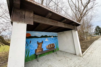 Vrbice má nové autobusové zastávky. Jedna z nich je jako galerie
