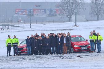 Kraj spouští unikátní kurz bezpečné jízdy pro mladé řidiče Kraj spouští unikátní kurz bezpečné jízdy pro mladé řidiče