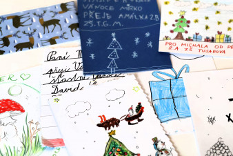 Děti vyrobily vánoční přání pro 1 300 seniorů z Prahy 7