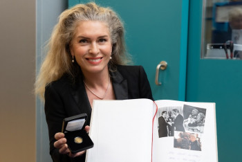 Česká mincovna připomněla Jiřího Menzela ražbou pamětních medailí