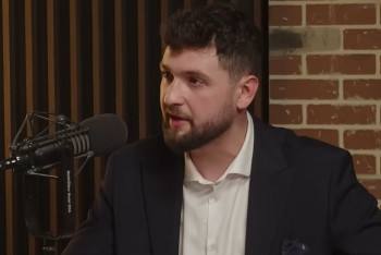 Gregor varuje před hrou Hradu. Společnost je na pokraji exploze