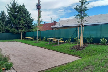 Přeloučský domov mládeže se dočkal upravené zeleně a okolí
